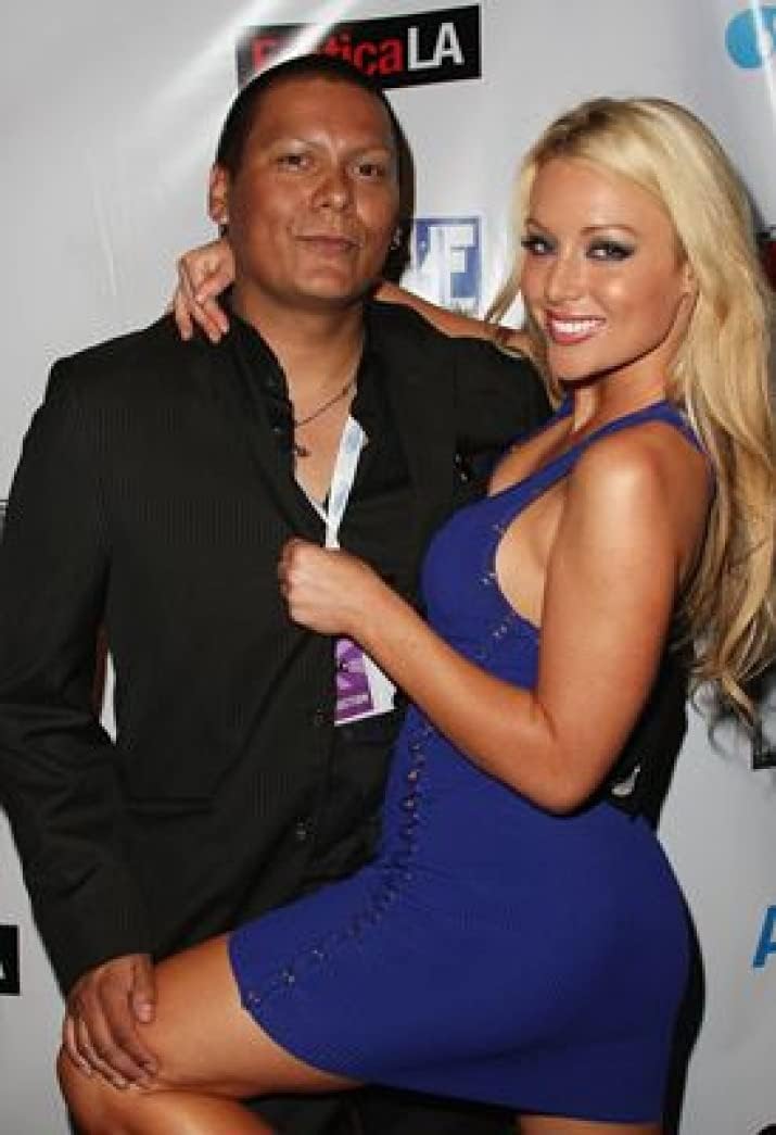 Порно веб-камерада мастурбация жасайды Порно жетілген әйел студентті төсекке сүйреп апарады